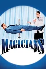 Paul Mark Elliott interpreta a Theatre Manager en Magicians