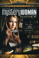 Julie Araskog interpreta a Mayhem Woman #1 en Mystery Woman: Snapshot