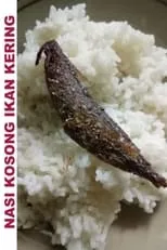 Sari Yanti es  en Nasi Kosong Ikan Kering