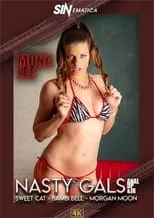 Mona Lee interpreta a  en Nasty Gals