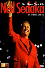 Neil Sedaka interpreta a  en Neil Sedaka: The Show Goes On