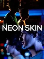 Luke Mullins interpreta a  en Neon Skin