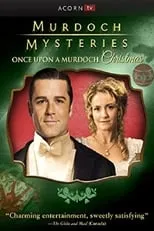 Lachlan Murdoch interpreta a Constable Henry Higgins en Once Upon a Murdoch Christmas