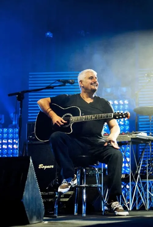 Pino Daniele es  en Pino Daniele - Tutta N'ata Storia - Vai Mo' - Live in Napoli