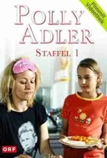 Michou Friesz interpreta a Frau des Familienministers en Polly Adler - Eine Frau sieht rosa