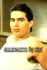 Atilla Saral interpreta a Hakan en Salıncakta Üç Kişi