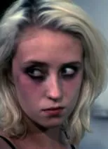 Lily Loveless es Fox en Seven P.M.