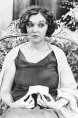 Zasu Pitts es Beula en She Whoops To Conquer