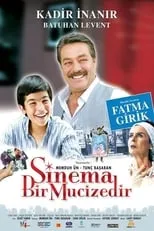 Eser Ali Yildirim interpreta a Niyazi en Sinema Bir Mucizedir