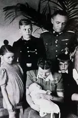 Rudolf Höss interpreta a Kommandant KZ Auschwitz en The Daughter of Rudolf Höss Speaks