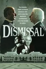 Carol Burns interpreta a Cairns' Secretary en The Dismissal