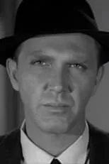 Robert Lansing interpreta a Lieutenant Brian Rome en The Fatal Impulse