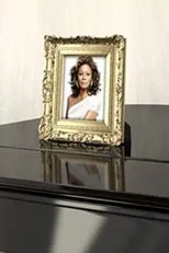 Whitney Houston interpreta a Herself en The Houstons Remember Whitney