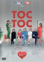 Julie Denayer es la secrétaire du Dr Stern en Toc Toc (Télévie)