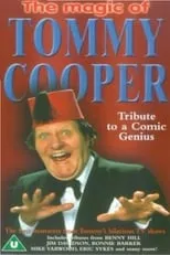 Tommy Cooper interpreta a  en Tommy Cooper - Tribute To A Comic Genius