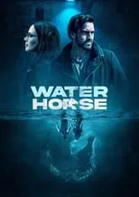 Jessica Tovey es Detective Suzanne Lee en Water Horse